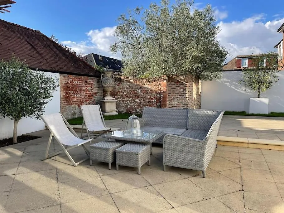 Willow House, Georgian Property In Shepperton 0*,  Birleşik Krallık